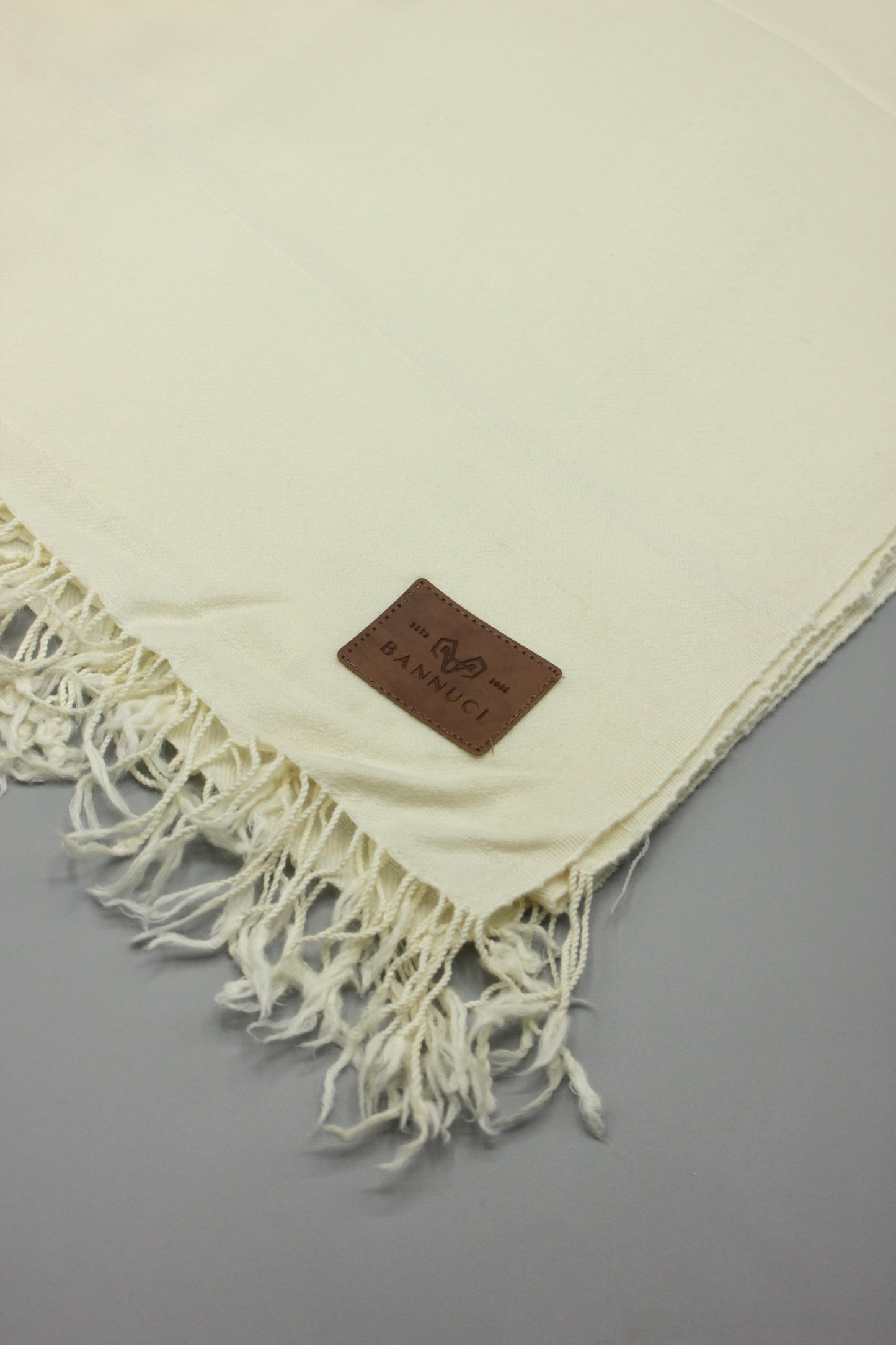 Premium Quality Off White Border Pure Woolen Shawl By Bannuci