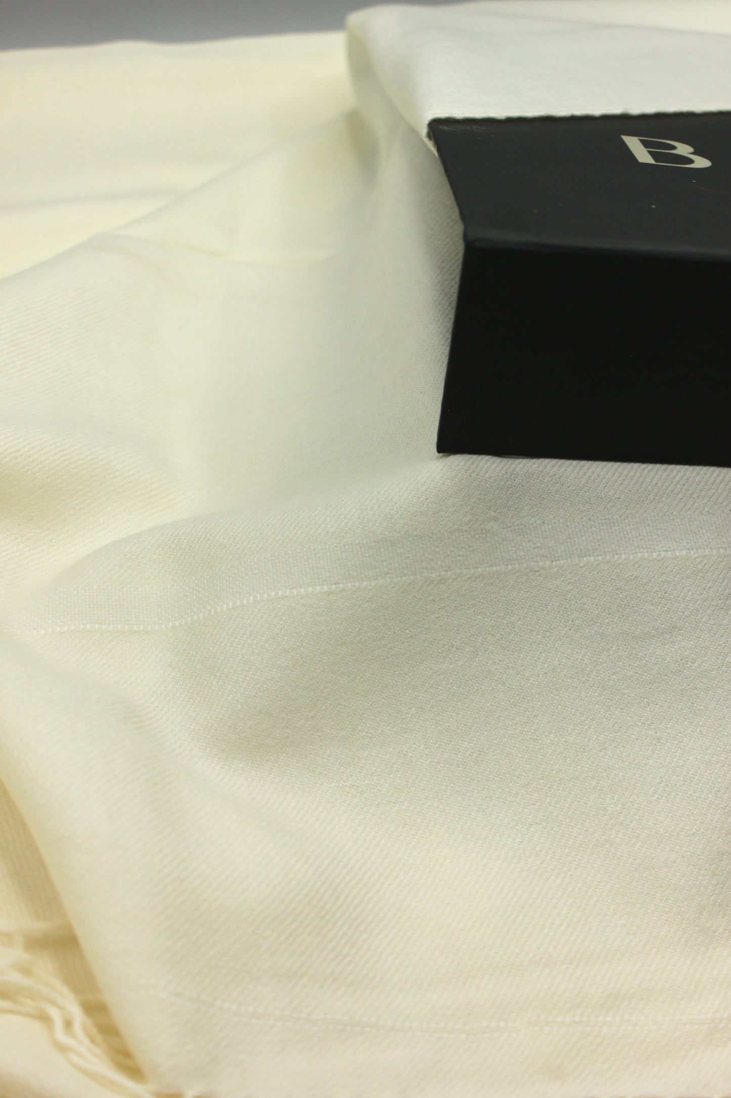 Premium Quality Off White Border Pure Woolen Shawl By Bannuci